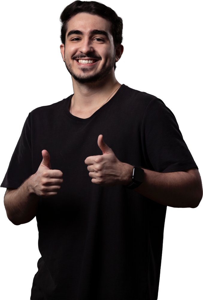 joão pedro da mata sorrindo, de camiseta preta, fazendo sinal de positivo com as duas mãos